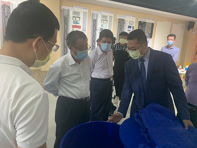 廣東省省工信廳廳長 涂高坤(左二) 廣東省工業和信息化廳巡視員 李向明(左三)