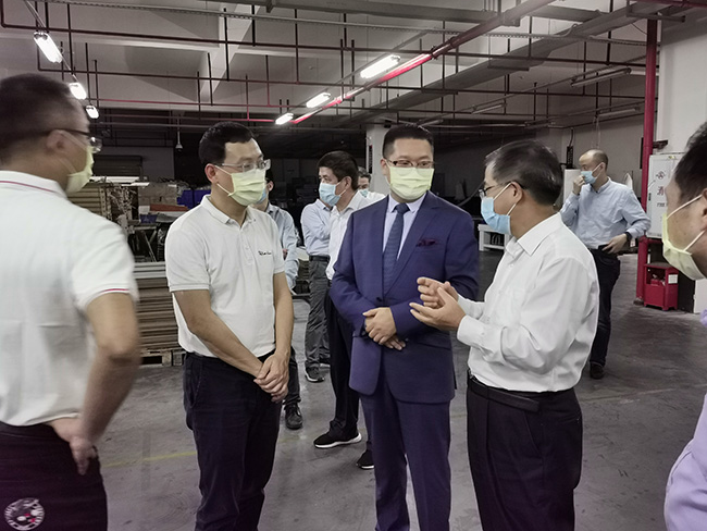 廣東省省工信廳廳長 涂高坤(右三) 河源市人民政府黨組成員、副市長 劉東豪(左二)