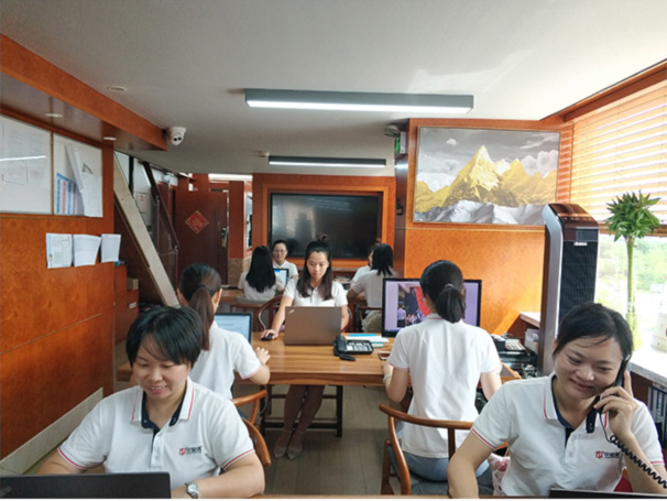 企業人物許婷婷正在工作