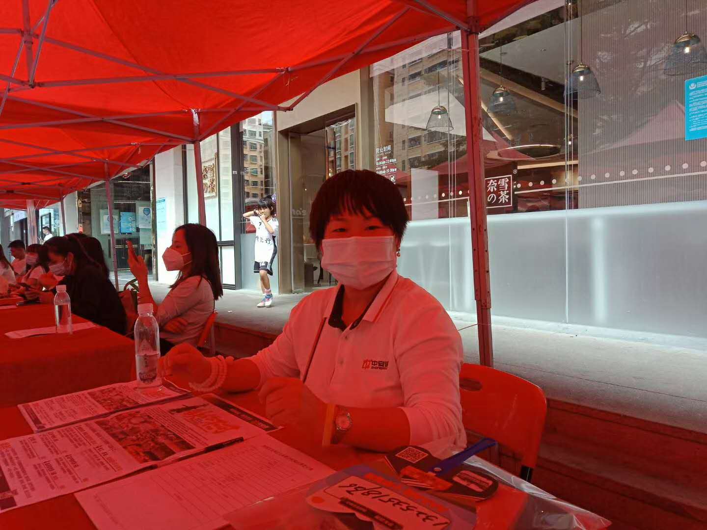 企業人物許婷婷正在利用下班時間做招聘工作