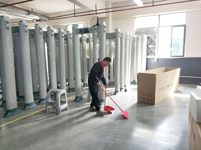 安檢門工廠清掃工人