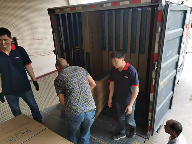 齊心協力出安檢門貨 每車都穩穩當當