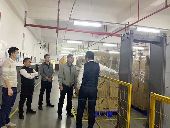 歐陽書記細細傾聽郝總介紹新研發(fā)成果