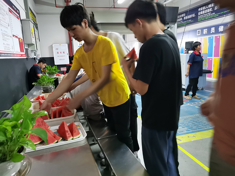 炎炎夏日送清涼,安檢門工廠員工福利