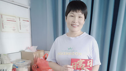 探望同事童衛茹